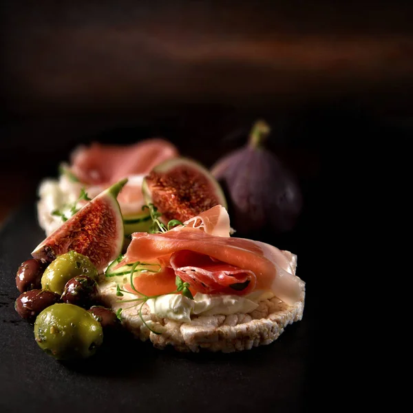 Canapés Italianos Frescos Criativamente Iluminados Com Queijo Creme Presunto Curado — Fotografia de Stock