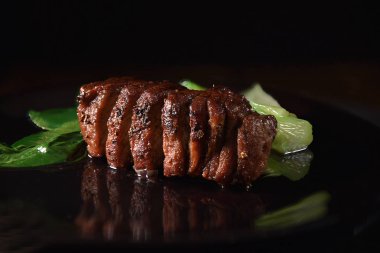 Yaban domuzu Fileto Biftek Pak Choi ile demir tavada. Seçici odak ve kopya alanı. Bistro menüsü kapak resmi için mükemmel görüntü.