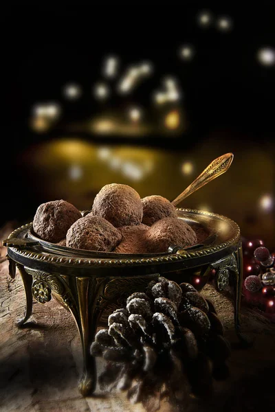 Χειροποίητα Τεχνίτη Βέλγιο Ρούμι Τρούφας Σοκολάτες Πυροβόλησε Ένα Σκοτεινό Εορταστική — Φωτογραφία Αρχείου