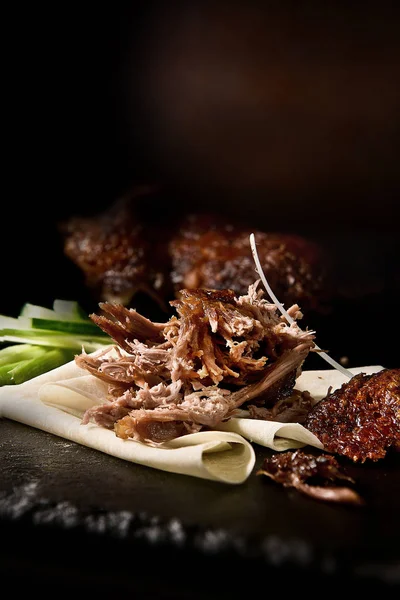 Saftige Pfanne Gebratene Chinesische Peking Ente Mit Mehlpfannkuchen Und Gurkenscheiben — Stockfoto