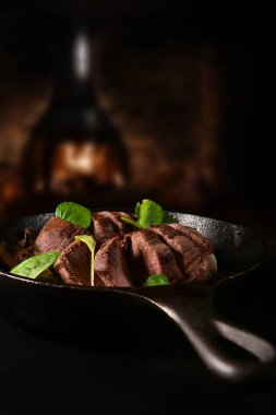 Mercimek, scallions ve su teresi salatası bir rustik ahşap brülör arka plan kopya alanı ile vurdu bir dövme demir siyah tavada kavrulmuş yabani geyik eti fileto.
