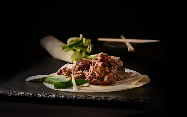 Kreativ Beleuchtete Saftige Klassische Chinesische Peking Ente Mit Hoisin Sauce — Stockfoto