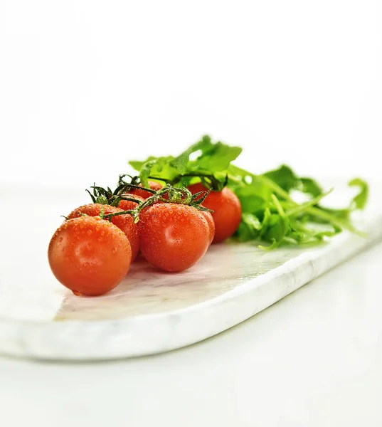 Gekühlte Frische Rebentomaten Mit Rucolasalat Gegen Weiß Mit Großzügigem Kopierraum — Stockfoto