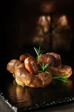 Geleneksel İngiliz fayre, Yorkshire pudingi ve biberiye, Ulusal kurbağa delik anılacaktır ile ızgara sauages. Atış rustik bir arka plan ve sığır eti soğan sos ile servis edilir. Kopya alanı.