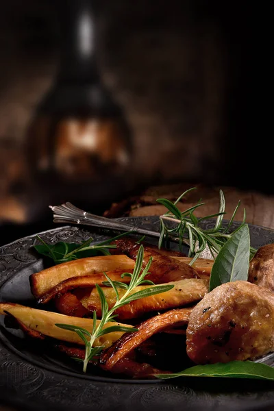 Roasted Wholesome Healthy Root Vegetables Parsnips Carrots Rosemary Garnish Shot — Stock Photo, Image