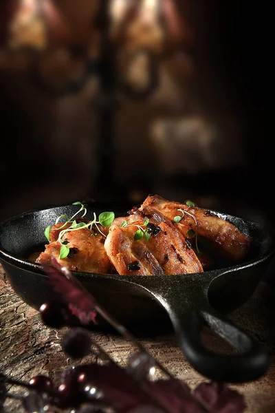 Gebratene Und Gegrillte Prok Medaillonstreifen Schmiedeeiserner Pfanne Mit Thymiangarnitur Vor — Stockfoto