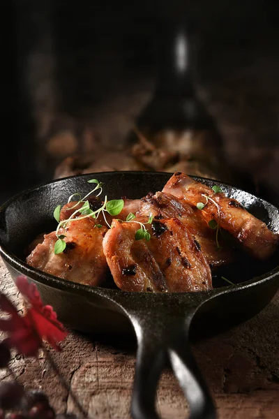 Tiras Medallón Prok Fritas Parrilla Sartén Hierro Forjado Con Guarnición —  Fotos de Stock