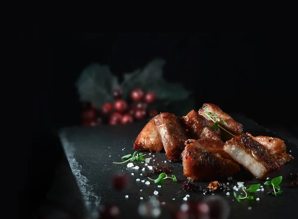四川風豚肉のグリル タイム ハーブ付け合わせ料理の準備 伝統的な中国のスパイス あなたの食事の完璧なイメージは メニュー デザインをカバーします コピー スペース — ストック写真