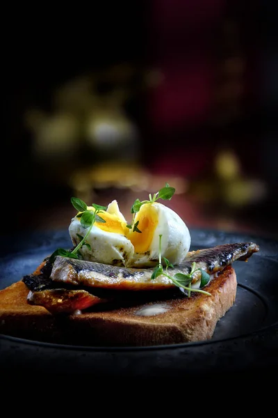 Geleneksel Füme Skoç Çiroz Tost Haşlanmış Yumurta Kekik Bitki Ile — Stok fotoğraf
