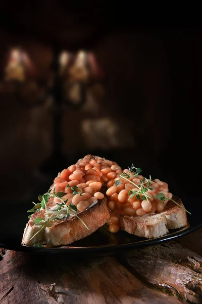 传统的英式 Fayre 经典的豆子烤面包番茄酱拍摄在质朴的背景与住宿的复制空间 完美的形象为您的小酒馆菜单封面艺术 — 图库照片
