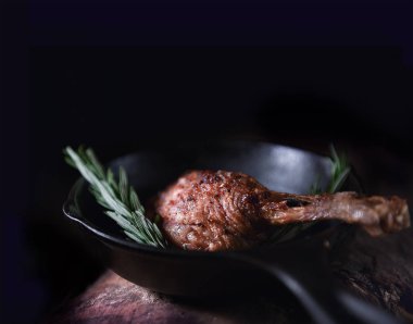 Kızarmış ördek bacak