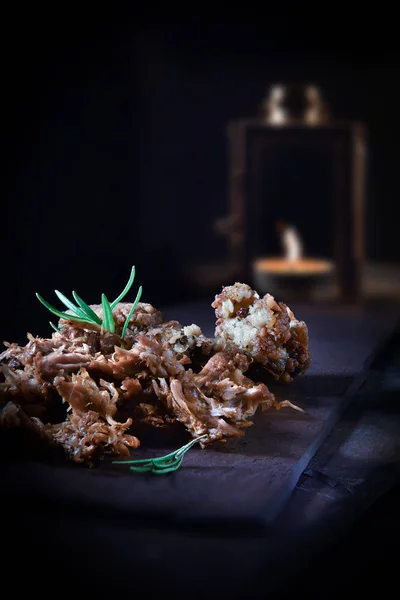 Carne de cerdo tirada con romero — Foto de Stock