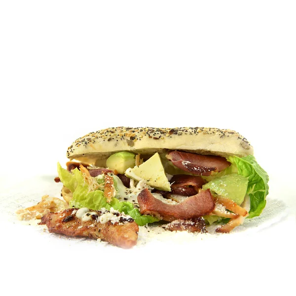Сэндвич с беконом, салатом, курицей и авокадо — стоковое фото