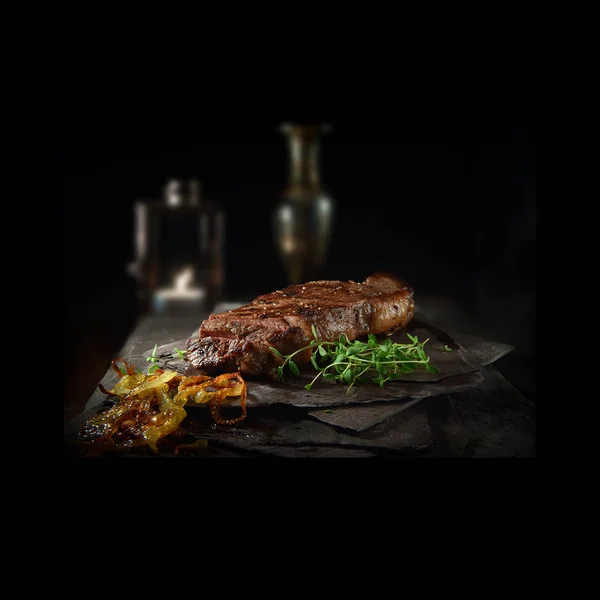 Rustikální farmářské biftek a smažená cibule — Stock fotografie