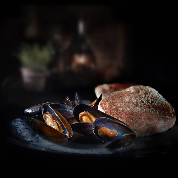 Mejillones en salsa de vino blanco — Foto de Stock