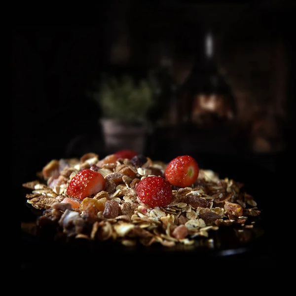 健康的早餐概念形象 坚果和新鲜水果在黑暗 乡村的背景下拍摄 适合复制空间 — 图库照片