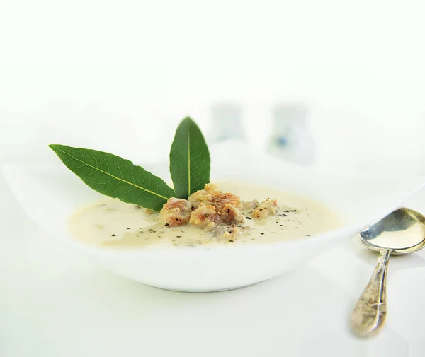 Oryginalna Autentyczna Zupa Cullen Skink Serwowana Świeżymi Liśćmi Laurowymi Kręcona — Zdjęcie stockowe