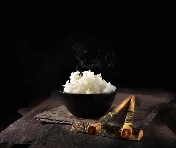 Arroz Basmati Fumegante Pequeno Cadinho Cerâmica Preta Com Palitos Bambu — Fotografia de Stock