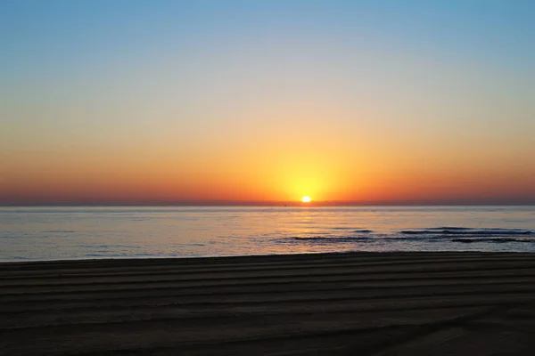 Salida o puesta del sol en la playa . — Foto de Stock