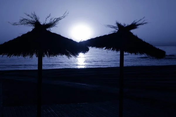 Luna llena en la playa. — Foto de Stock