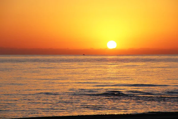 समुद्र तट पर सूर्योदय . — स्टॉक फ़ोटो, इमेज