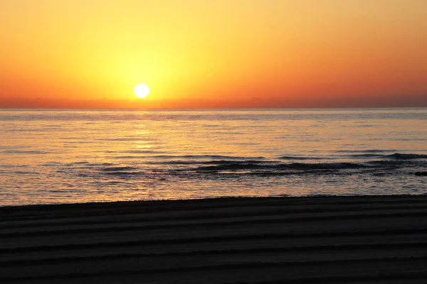 Nascer do sol na praia. — Fotografia de Stock