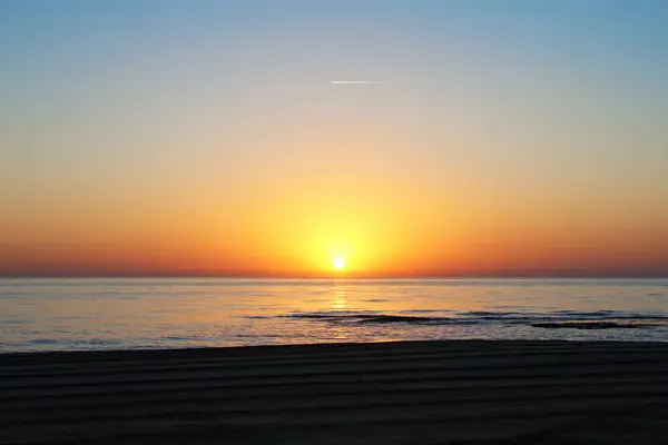 Salida o puesta del sol en la playa . — Foto de Stock