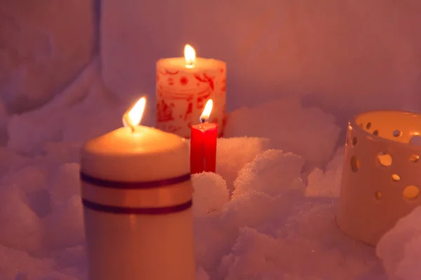 Las velas iluminan la casa de nieve iglú desde el interior . — Foto de Stock