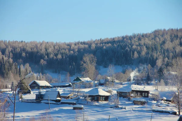 雪がたくさん散らばっている木造住宅。国の風景. — ストック写真