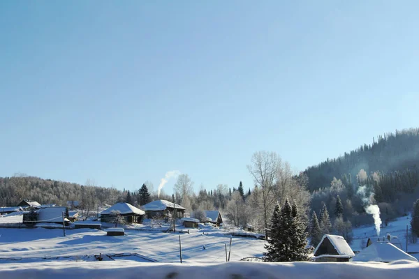 Maisons en bois jonchées de beaucoup de neige. Paysage rural . — Photo