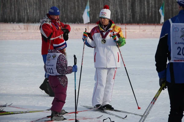 Russisk masseskiløpet Ski Russia. Den olympiske mesteren deltok i løpet. . – stockfoto