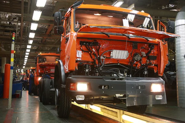 otomotiv fabrikası, kamaz, üretim, makine mühendisliği, konveyör, yük taşıma,