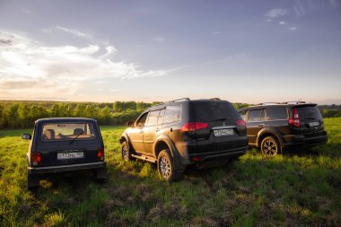 Mitsubishi Pajero spor, Lada Niva ve büyük Duvar H3 üzerine getirin. Moskova, Rusya. 05-11-2018