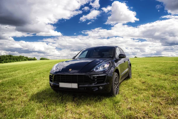 Porsche Macan Паркуется Свежей Зеленой Весенней Траве — стоковое фото