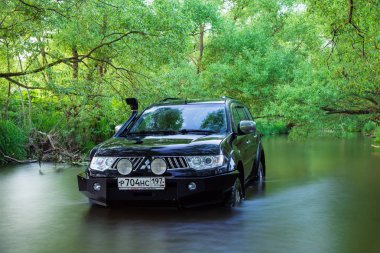 SUV Mitsubishi Pajero spor su, Moskova, Rusya Federasyonu. 05-30-2016