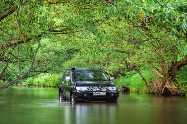 Suv Mitsubishi Pajero Sport Vodě Moskva Rusko 2016 — Stock fotografie