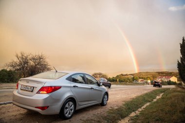Araba Hyundai Solaris (vurgu) doğada duruyor. Balaklava, Sevastopol, Kırım Cumhuriyeti. 2016-10-31