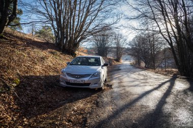 Araba Hyundai Solaris (vurgu) doğada duruyor. Büyük Kanyon, Kırım Cumhuriyeti. 2016-03-07