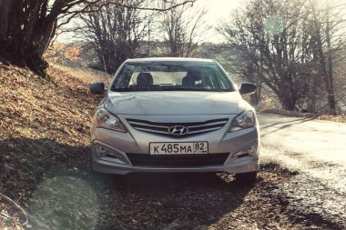 Araba Hyundai Solaris (vurgu) doğada duruyor. Büyük Kanyon, Kırım Cumhuriyeti. 2016-03-07