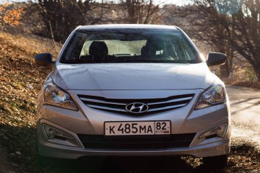 Araba Hyundai Solaris (vurgu) doğada duruyor. Büyük Kanyon, Kırım Cumhuriyeti. 2016-03-07