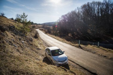 Araba Hyundai Solaris (vurgu) doğada duruyor. Büyük Kanyon, Kırım Cumhuriyeti. 2016-03-07