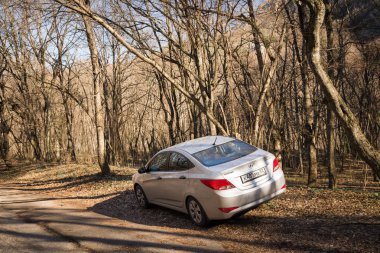 Araba Hyundai Solaris (vurgu) doğada duruyor. Büyük Kanyon, Kırım Cumhuriyeti. 2016-03-07