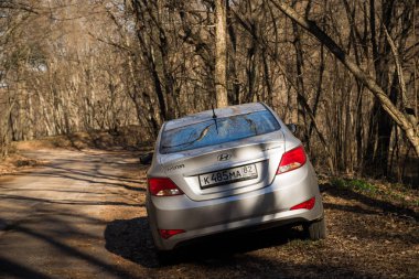 Araba Hyundai Solaris (vurgu) doğada duruyor. Büyük Kanyon, Kırım Cumhuriyeti. 2016-03-07