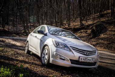 Araba Hyundai Solaris (vurgu) doğada duruyor. Büyük Kanyon, Kırım Cumhuriyeti. 2016-03-07
