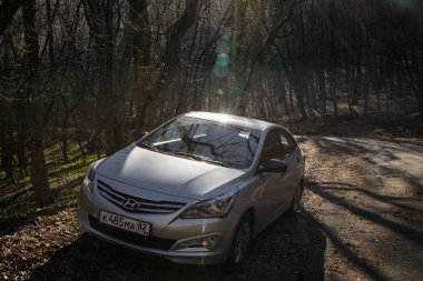 Araba Hyundai Solaris (vurgu) doğada duruyor. Büyük Kanyon, Kırım Cumhuriyeti. 2016-03-07