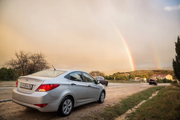 Araba Hyundai Solaris (vurgu) doğada duruyor. Balaklava, Sevastopol, Kırım Cumhuriyeti. 2016-10-31