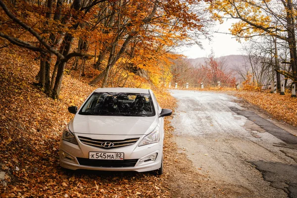 Přírodě Zaparkováno Auto Hyundai Solaris Zvýraznění Grand Canyon Republika Krym — Stock fotografie