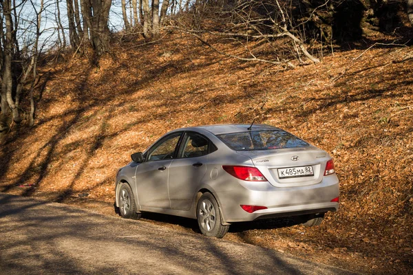 Coche Hyundai Solaris Accent Está Aparcado Naturaleza Gran Cañón República — Foto de Stock