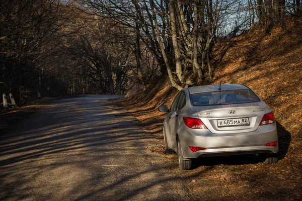 Araba Hyundai Solaris (vurgu) doğada duruyor. Büyük Kanyon, Kırım Cumhuriyeti. 2016-03-07