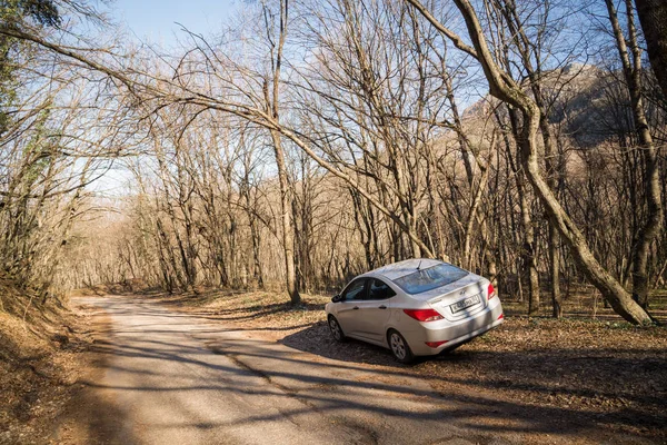 Araba Hyundai Solaris (vurgu) doğada duruyor. Büyük Kanyon, Kırım Cumhuriyeti. 2016-03-07